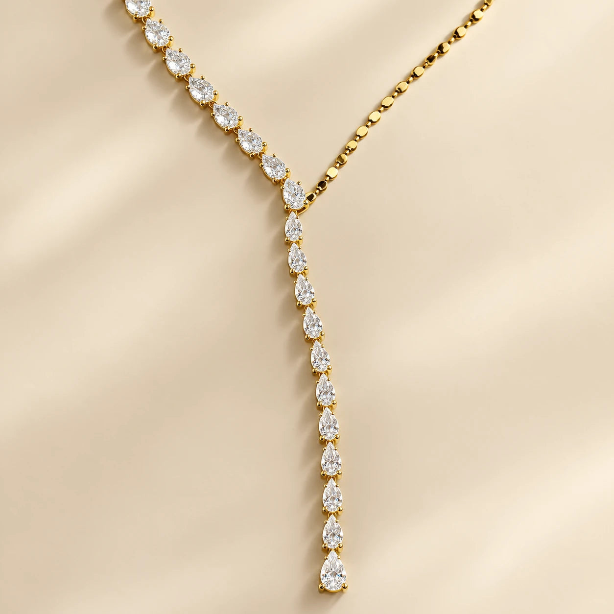 ÉLIA pendant and stone detail